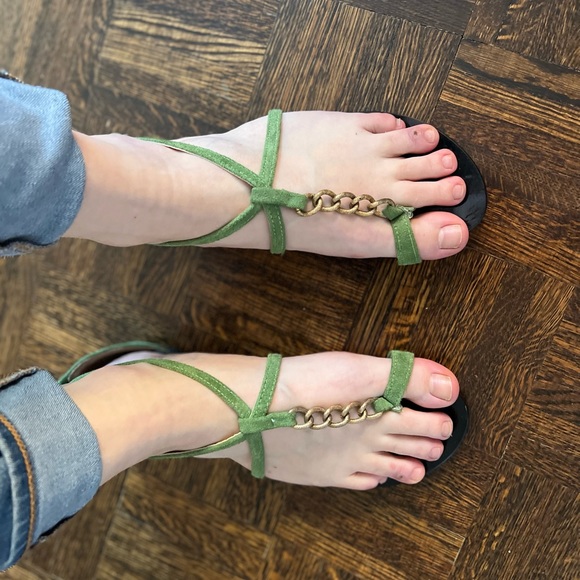 Green sandals with gold chain accents - Picture 2 of 6